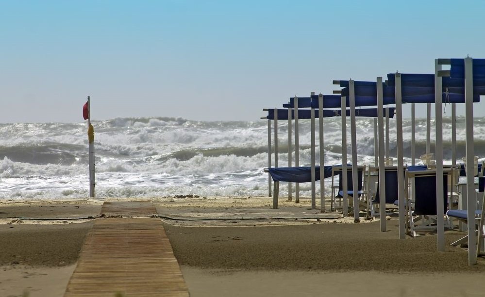 SilverMusicR's tweet photo. ***AVVISO***
#SMsummer2019
A causa delle condizioni meteo avverse, l'evento "palio dei bagni" è rimandato da oggi e domani al 20 agosto, così come la nostra diretta da Forte dei Marmi.
Ci scusiamo, ma non dipende ne dalla nostra volontà, ne da quella degli organizzatori. https://t.co/waUav2DsUH