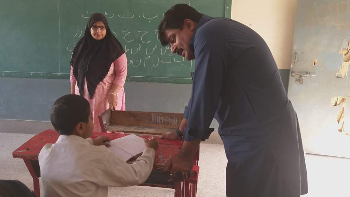 JumanRahim's tweet photo. ایک نعرۂ مستانہ جیسا شخص جس کے آنکھوں میں پڑھا لکھا سندھ بستا ہے، اسے یوں اپنے طئہ کردہ راست سے موڑ دینا مناسب نہیں، پیپلزپارٹی اگر تعلیم میں بھتری کی خواہاں ہے تو  کو دوبارہ وزیر تعلیم بنانا ہوگا۔
@BBhuttoZardari @BakhtawarBZ @AseefaBZ @ShahNafisa @SyedNasirHShah @SaeedGhani1 https://t.co/mkrRRcXaCv