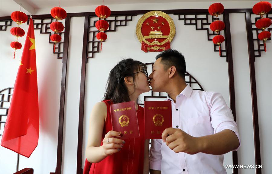 PDChina's tweet photo. 👰🏻🤵🏻Chinese newlyweds from five provincial-level administrations in E China are now able to apply for e-marriage certificates, which are of equal legal effect to paper certificates and can be used for house loans, birth registrations, property transfers, and children’s schooling https://t.co/8B3lSG5Gu1