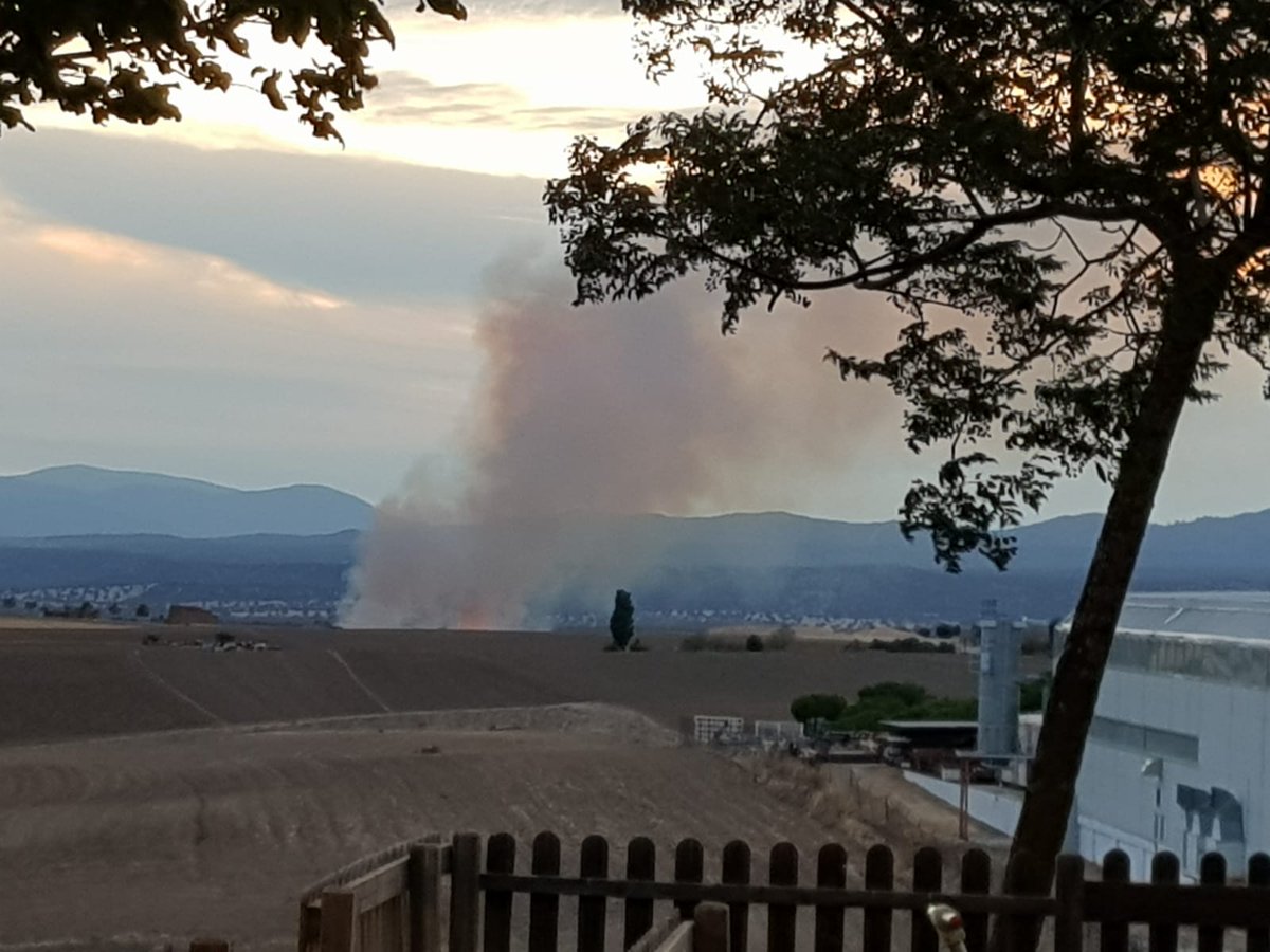 jmhoyo1's tweet photo. Felizmente sofocado el incendio que anoche se declaró en camino de los Morales gracias a la eficaz colaboracio entre bomberos voluntarios #Brunete, @PoliciaBrunete y efectivos llegados de pueblos vecinos y la @ComunidadMadrid. Gracias a Joaquín e Iván por el apoyo de intendencia. https://t.co/GxvDrTi9ZI