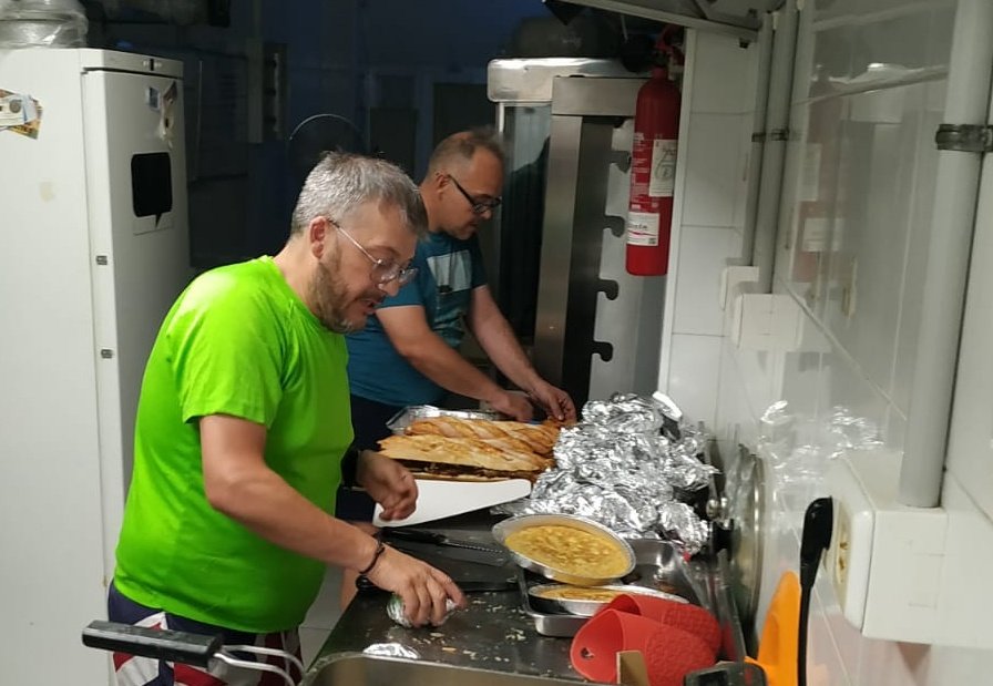 jmhoyo1's tweet photo. Felizmente sofocado el incendio que anoche se declaró en camino de los Morales gracias a la eficaz colaboracio entre bomberos voluntarios #Brunete, @PoliciaBrunete y efectivos llegados de pueblos vecinos y la @ComunidadMadrid. Gracias a Joaquín e Iván por el apoyo de intendencia. https://t.co/GxvDrTi9ZI