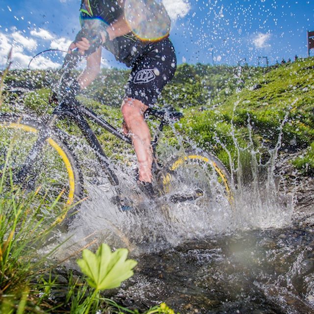 Brideslesbains's tweet photo. Envie de vous évadez?
Découvrez des spots VTT fantastiques autour de @brideslesbains et dans les @les3vallees_officiel https://t.co/xQNMRdoHQM https://t.co/OxPa3V1byP