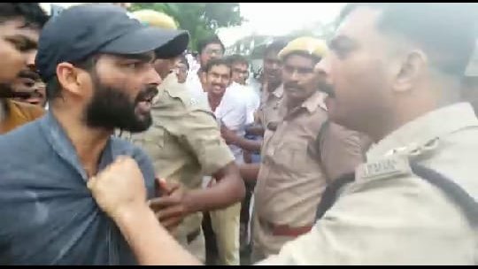TheBoneDocc's tweet photo. Shame on you @ysjagan @YSRParty_in 

If this is the way u deal with agitating Doctors, what can we expect from ir rule in coming 5 years

#HataoNMC https://t.co/fc9n3zYoMy