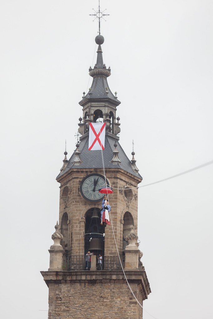 TurismoVitoria's tweet photo. La bajada de Edurne y Celedón Txiki y otros platos fuertes del día de l=s peques en #LaBlanca2019 ➡️ https://t.co/ZdjZ1oFNxG ☂️🤹‍♀️🎲👏👏 #GasteizkoJaiak https://t.co/pUQKMLn2oB