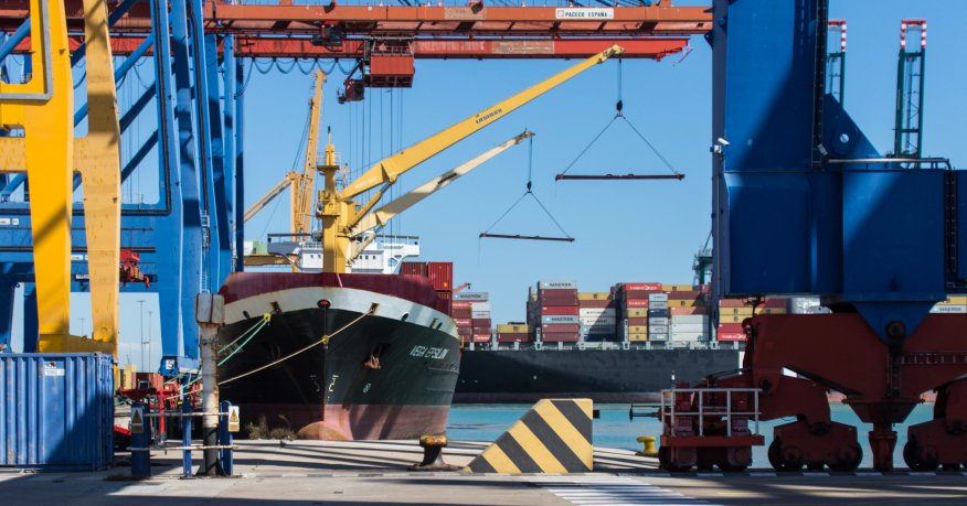 UNCTAD_TLB's tweet photo. Port connectivity & efficiency matter for trade competitiveness.
@UNCTAD launches today new #portstatistics that can help monitor port performance:
1) Port liner shipping connectivity
➡️https://t.co/HfzIr1xihe
2) Port calls & time spent in ports
➡️https://t.co/ME113wwEtK https://t.co/jxqgJZ1IGD
