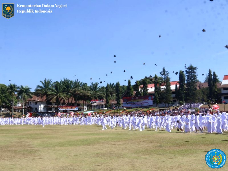 kemendagri's tweet photo. 744 Pamong Praja Muda Institut Pemerintah Dalam Negeri (IPDN) resmi dilantik oleh Wakil Presiden Jusuf Kalla.

Selamat mendarma bhaktikan pengabdian untuk bangsa dan negara dimanapun ditugaskan para Pamong.

#kemendagri #ipdn #ipdnxxvi #praja #revmen #reformasibirokrasi #pamong https://t.co/duOwYe2ett