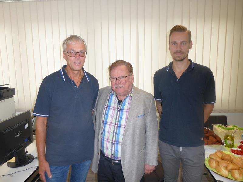 MobauSelbach's tweet photo. 111 Jahre Mobau Selbach
Unser Senior Berater Volkmar Mönch (61 Jahre Erfahrung) gratulierte den beiden Jubilaren Dieter Mertikat (40jähriges) und Sven Rossmann (10jähriges) zu deren jeweiligem Dienstjubiläum.
Das gesamte #MobauSelbach Team sagt Danke für euren täglichen Einsatz. https://t.co/4CkvPp27cL