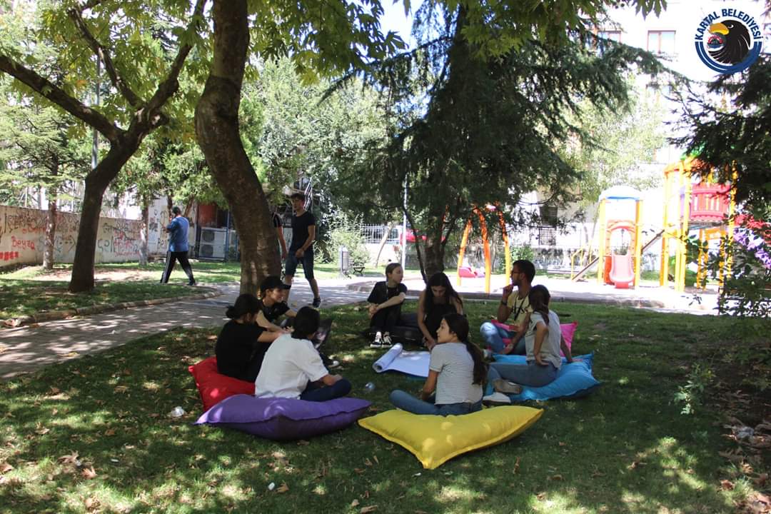 Şok Kıyı Köşe!
Kartal’ın kullanılmayan bir kıyı köşesini Kartallılarla birlikte tasarlayıp "Mini Bostan" a dönüştürdük.
#etkilesimatölyeleri #sosyaletki #tasarimatölyesikartal #takkartal #tasarim #arastirma #katilim #şokkıyıköşe #tasarla #uygula  #geridönüşüm #bostan #minibostan