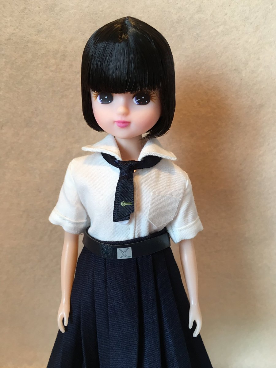 姫乃丸 制服リカちゃんのプチカスタムをしました 前髪の分け目は植毛で隠し 広がっていた髪のすそをお湯パで抑えました 箱入り子と並べて見ました 校則でまゆが隠れてるってチェックされるのかしら 私にとって黒髪ショートボブは最強だわっ て