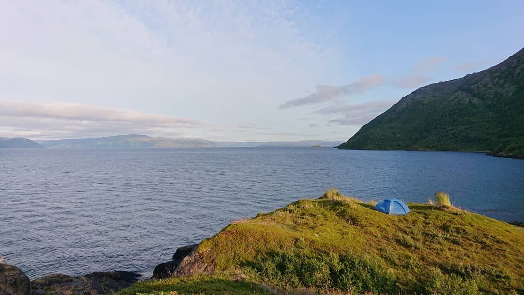 OutwardBoundFIN's tweet photo. Stjernøya:
Maanantai lähti liikkeelle delfiinien tuomalla onnella ja päästiin etenemään mukavaan tahtiin. Loppumatkasta tuuli yltyi, onneksemme mukava leiripaikka löytyi Stjernøylta.
#Merimelonta #Norja #Kajakkivaellus #WeAreOBF #Matkailu #Retkeily https://t.co/6VcGnKcI17
