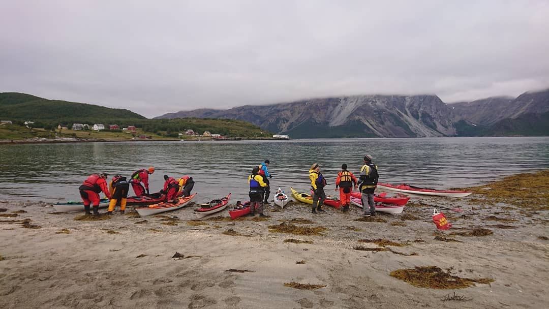 OutwardBoundFIN's tweet photo. Stjernøya:
Maanantai lähti liikkeelle delfiinien tuomalla onnella ja päästiin etenemään mukavaan tahtiin. Loppumatkasta tuuli yltyi, onneksemme mukava leiripaikka löytyi Stjernøylta.
#Merimelonta #Norja #Kajakkivaellus #WeAreOBF #Matkailu #Retkeily https://t.co/6VcGnKcI17