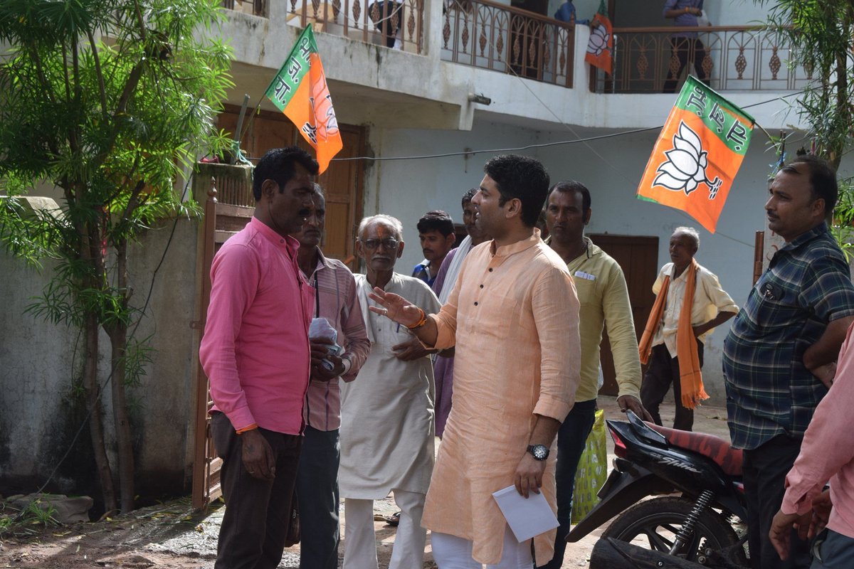 vikrambjpmp's tweet photo. रामपुर बाघेलान विधानसभा के विधायक कार्यालय कोटर में दिन मंगलवार को बैठकर जनता जनार्दन की समस्याओं को सुनकर निराकरण हेतु संबंधित अधिकारियों को निर्देशित किया !! #vikram_singh #mla #rampur_baghelan #bjpmp #vikramsena https://t.co/6q6xfQGFoU