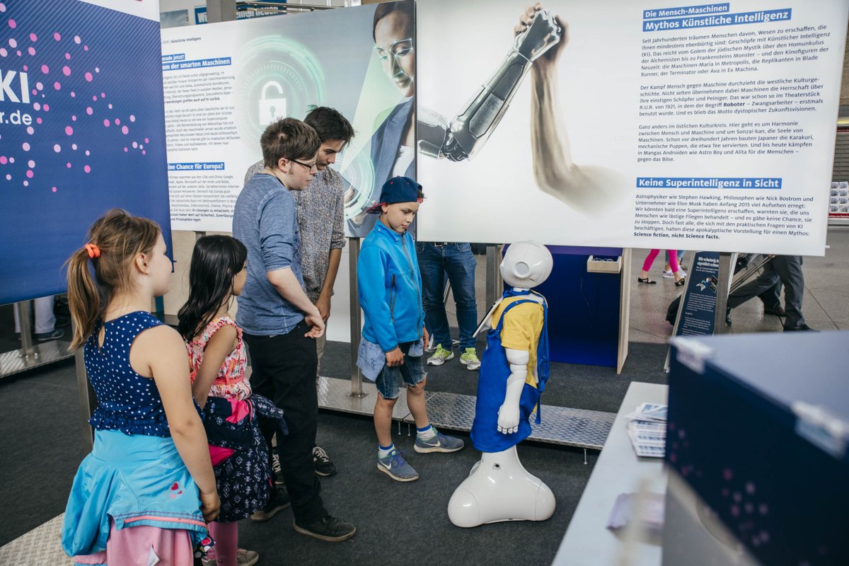 wissimdialog's tweet photo. Eine Durchsage: Die #ScienceStation ist kurzfristig umgezogen – aufgrund von Bauarbeiten am Bahnhof Südkreuz. Stattdessen könnt ihr die Mitmach-Ausstellung zum Thema #KünstlicheIntelligenz #KI vom 7. bis 11. August nun im Berliner Ostbahnhof besuchen. #Berlin #Bahn #DB @w_jahr https://t.co/ixCulnVLx0