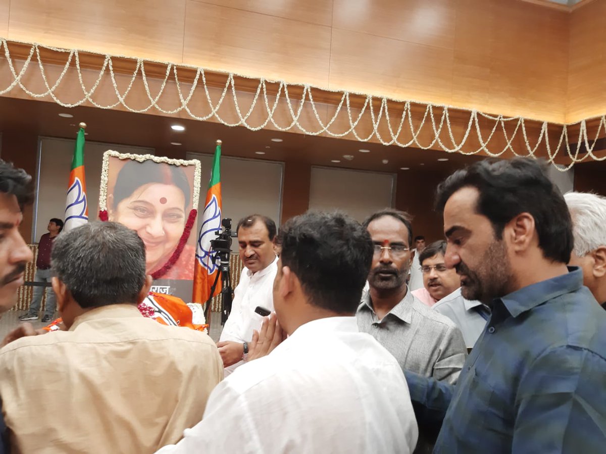 hanumanbeniwal's tweet photo. आदरणीय #SushmaSwaraj जी को @BJP4India के कार्यालय में जाकर पार्थिव देह पर पुष्पांजलि अर्पित की ! देश के लिए ,राजनैतिक जगत के लिए एक बहुत बड़ी क्षती है !
#RIPSushmaSwaraj #RIPSushmaJi @RLPINDIAorg https://t.co/xZFPjfyZO3