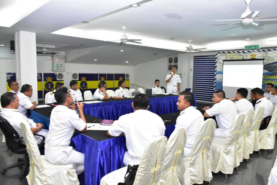tldm_rasmi's tweet photo. Bengkel Kajian Hala Tuju Kesiagaan Komunikasi TLDM anjuran Bahagian Komunikasi Sistem Informasi MkTL telah berlangsung pada 6 dan 7 Ogos 19 bertempat di Bilik Mesyuarat @kdsrigombak 

#NavyNews
#NavyPeople https://t.co/Gsq4TPhpQ5