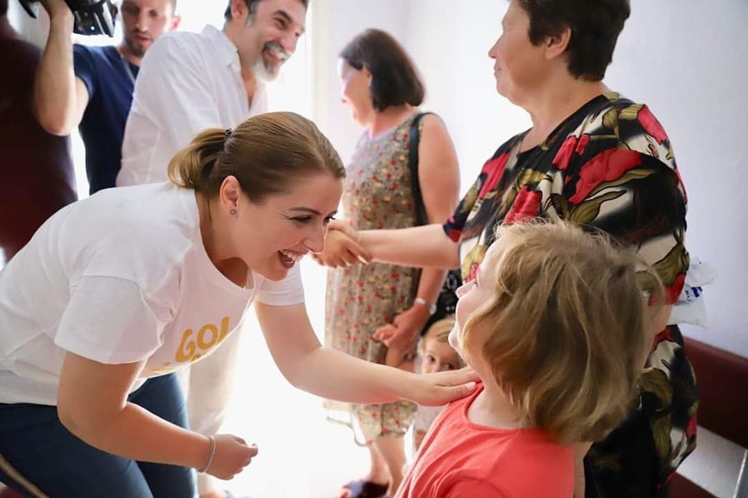 QKTVDHF2's tweet photo. Banorët e Vunoit kanë tashmë një ambulancë tërësisht të rehabilituar.
Shërbimi parësor ofrohet sot në kushte shumë më të mira, si për banorët e fshatit, ashtu edhe për pushuesit në muajt e verës.
80 qendra transformuam dhe 100 të tjera rehabilitohen brenda vitit.
#PunaVazhdon https://t.co/JYZSzlDFHw