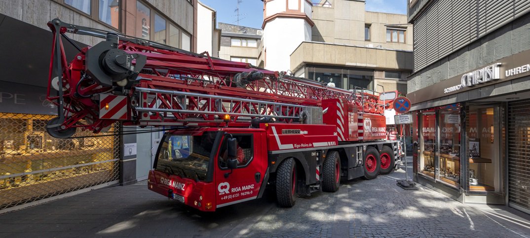 Recyclingportal's tweet image. Mobilbaukran entfaltet unter engsten Platzbedingungen volles Potential – Spontane Planänderung macht Verfahren mit aufgestelltem Turm erforderlich – Klimagerät bei fast 45 Metern Ausladung punktgenau abgesetzt – Enge Zeitvorgabe eingehalten.  #Baumaschine recyclingportal.eu/Archive/50043
