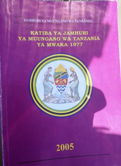 ChangeTanzania's tweet photo. Ibara ya 18 yaKatibaya Jamhuri yaMuungano waTanzania inatoa hakiya uhuruwa mawazo na kujieleza na haki ya  kutafuta, kupokea na kusambaza taarifa. #ChangeTanzania #UhuruWaKujieleza. https://t.co/HOHbGaKMZO
