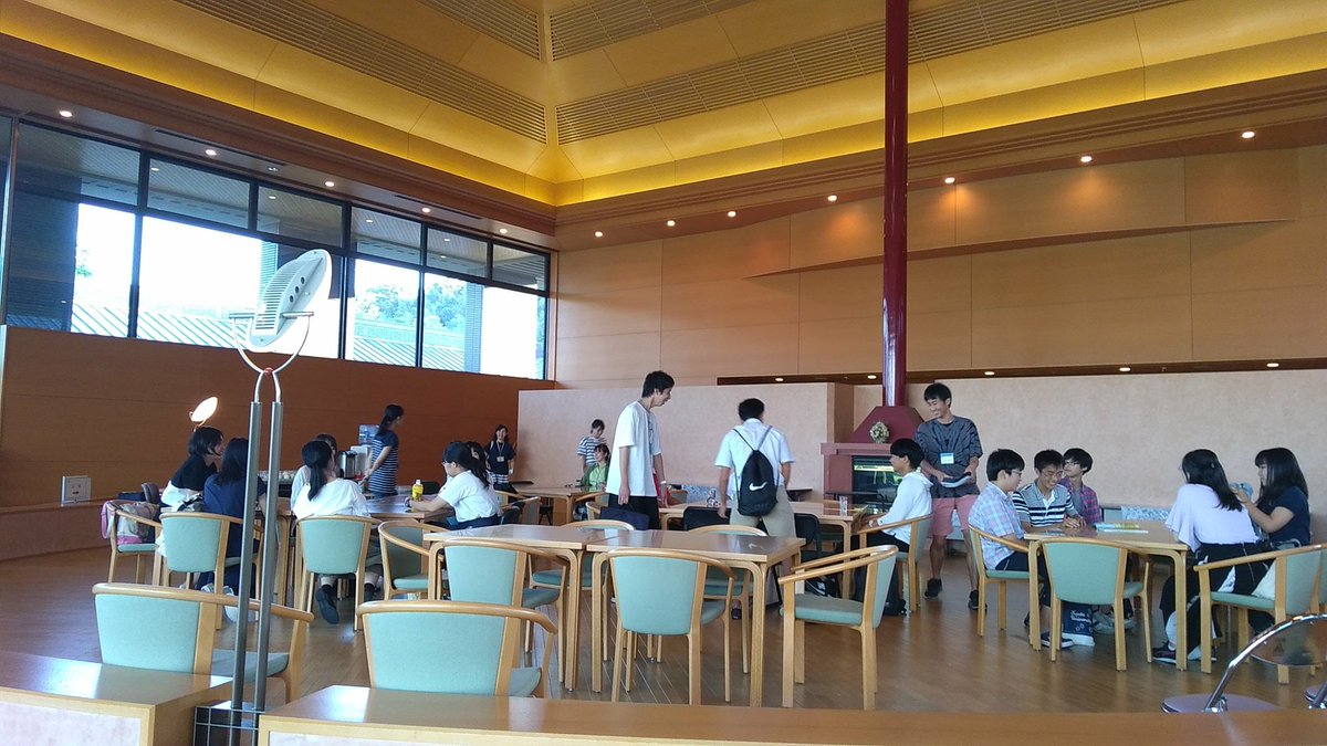 IIAS_PR's tweet photo. 3つの講義が終わり、今から夕食です。頭の中は講義で学んだことでいっぱいですが、お腹はペコペコなので(笑)食事が楽しみです！ https://t.co/RVgSKWk5HP