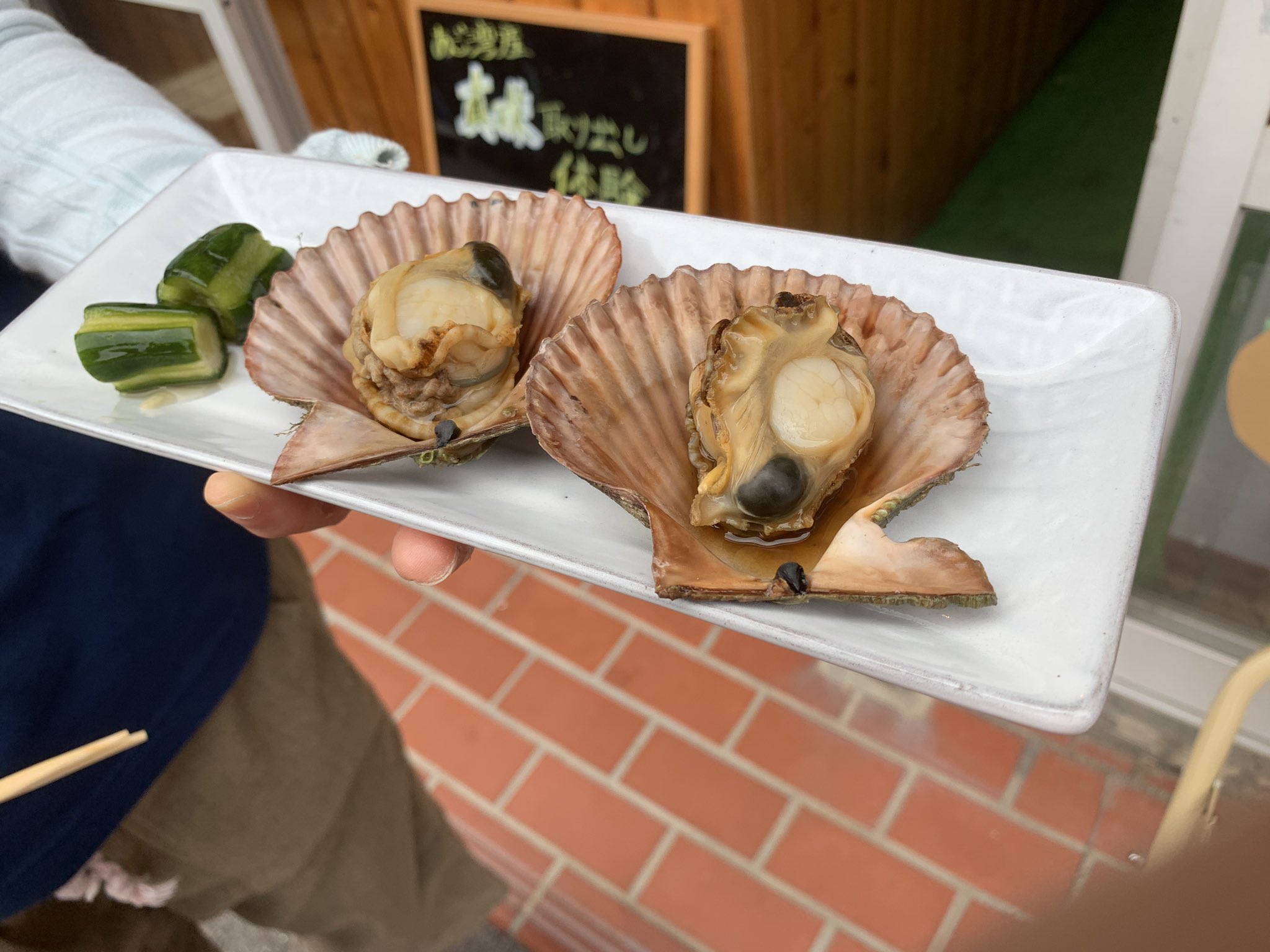 不幸な白昼夢 今回の旅行で色々食べてきたのだけど 三重の方に着いて初めて食べたアッパ貝が美味しすぎました 賢島駅付近にあるお店で お店の姉ちゃんが 海からとってくるからちょっとまっててね の一言が今でも忘れることができません