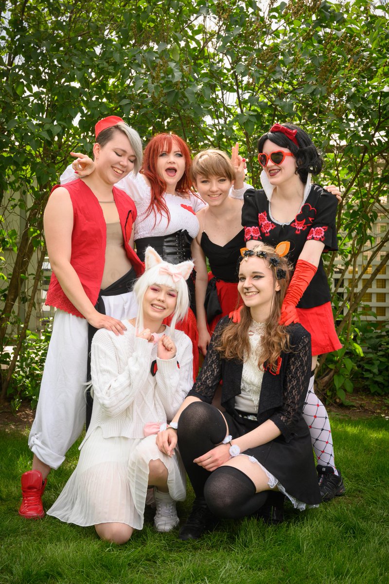 TraconMedley's tweet image. BLUFF on kuusihenkinen odottemita-tanssiryhmä Oulusta ja ollut mukana ihan ensimmäisestä Tracon Dance Medleystä saakka.

@BLUFFfi haluaa lisätä jokaiseen esitykseensä jotakin yllättävää ja persoonallista, eikä Medley ole poikkeus. Millainen ässä löytyy tällä kertaa hihasta?