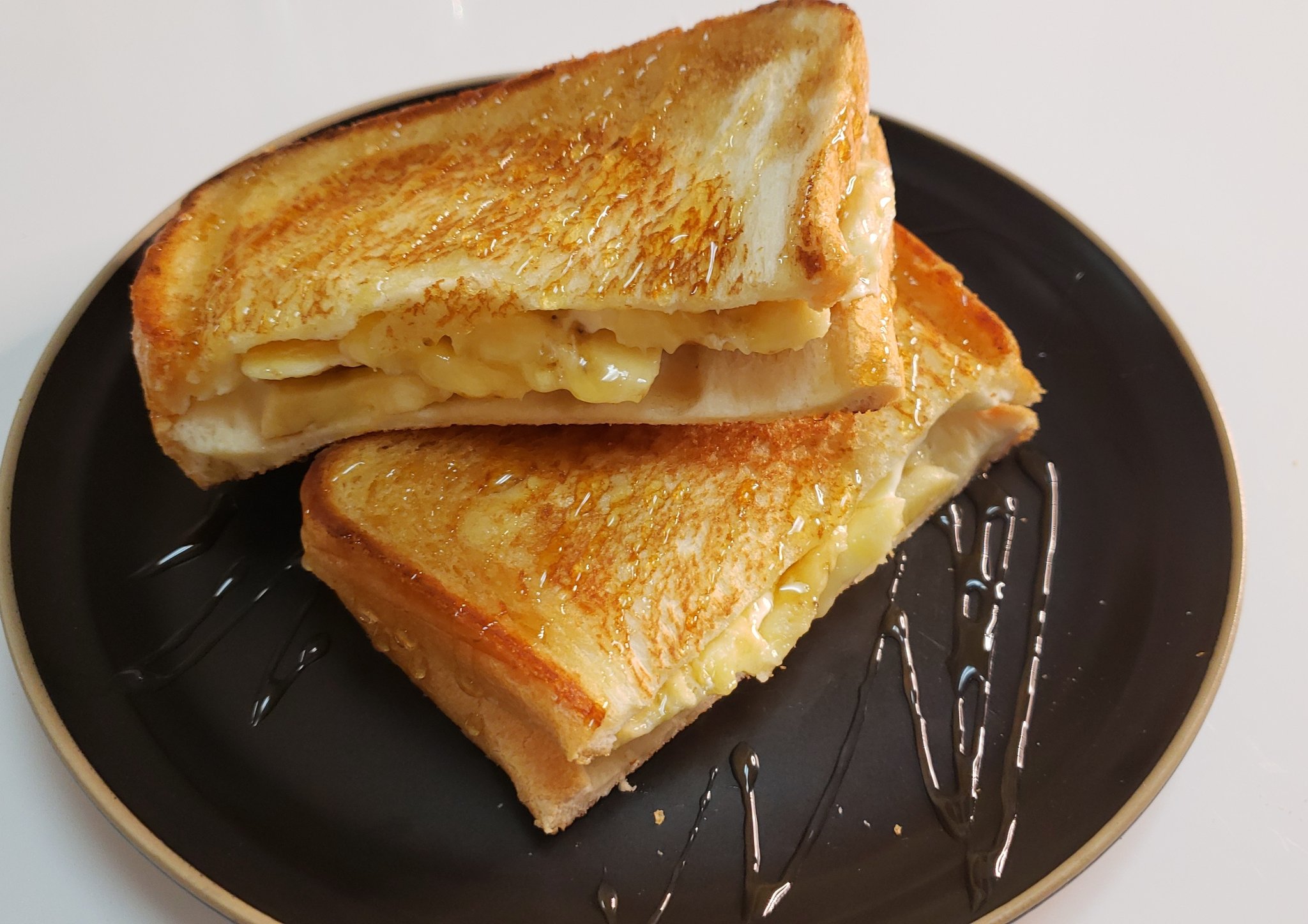 リュウジ 料理のおにいさんバズレシピ もうどう考えても旨い パンにチーズとバナナを挟んでバターで焼くという今世紀最大の力業 悪魔のクリームバナナホットサンド 8枚切りの食パン二枚の片面にクリームチーズ40g塗りバナナ一本並べて塩ほんの少し振り