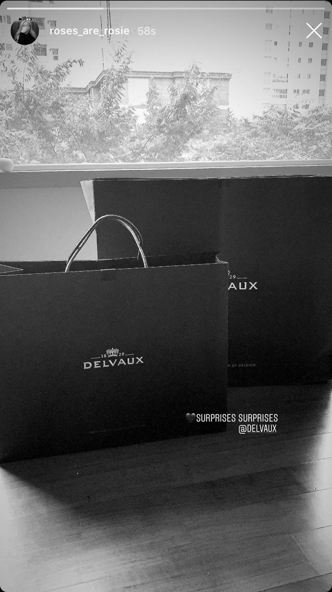 Clarievia's tweet image. ขายของเก่งขึ้นล่ะ 😊😊 #Devaux 

#ROSÉ #BLACKPINK @ygofficialblink
