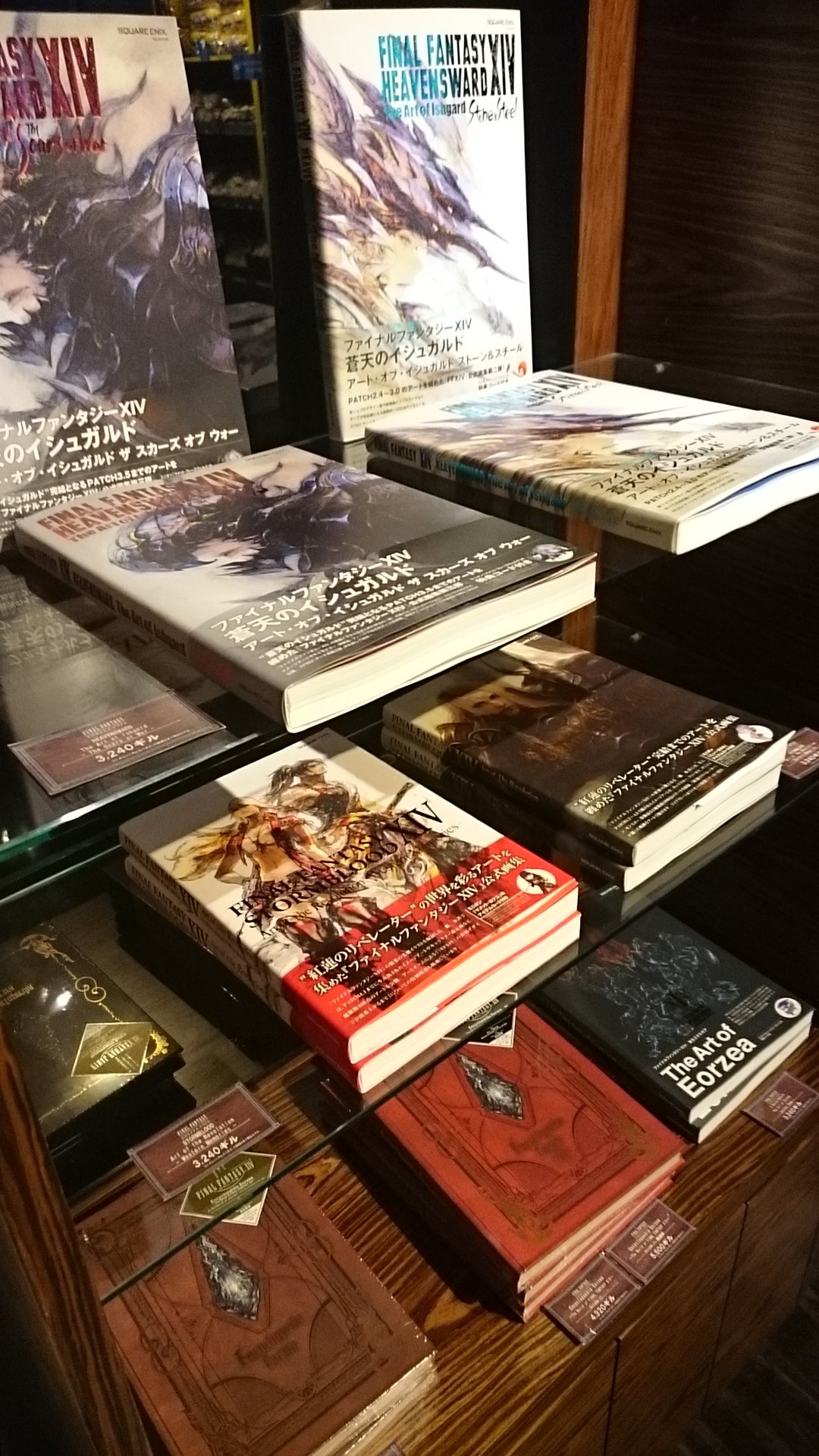 エオルゼアカフェ 旧 秋葉原店 グッズ情報 Ffxivの関連書籍を販売スタート 新生 紅蓮篇までの公式画集 世界 設定資料集など 魅力的なグッズをお取り扱いしております 是非お手にとってご覧ください 書籍の取り扱いは秋葉原店のみです Ff14