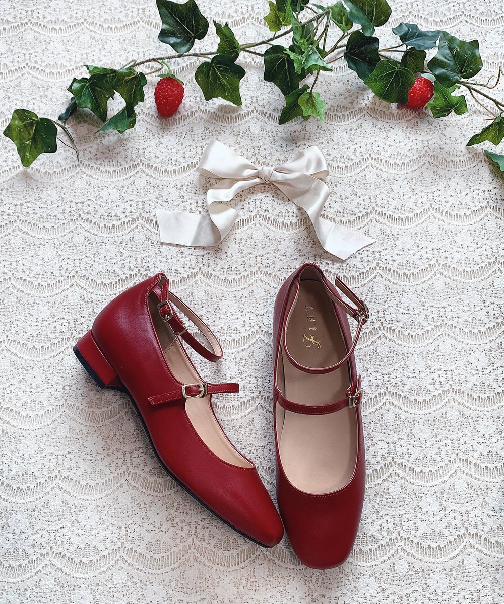 F I N T Official フィント公式 New Arrival ダブルストラップパンプス F I N T Gold Red Black ダブルストラップ使いが目を惹くパンプス 細めのストラップ使いや スクエアトゥのデザインがガーリーながらも 甘すぎない印象に