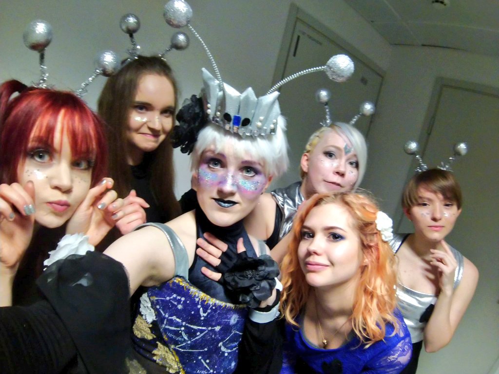 TraconMedley's tweet image. BLUFF on kuusihenkinen odottemita-tanssiryhmä Oulusta ja ollut mukana ihan ensimmäisestä Tracon Dance Medleystä saakka.

@BLUFFfi haluaa lisätä jokaiseen esitykseensä jotakin yllättävää ja persoonallista, eikä Medley ole poikkeus. Millainen ässä löytyy tällä kertaa hihasta?