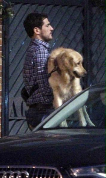 BallStreet's tweet photo. Iker Casillas and his dog. 
A short story. https://t.co/pFdPTBA11K