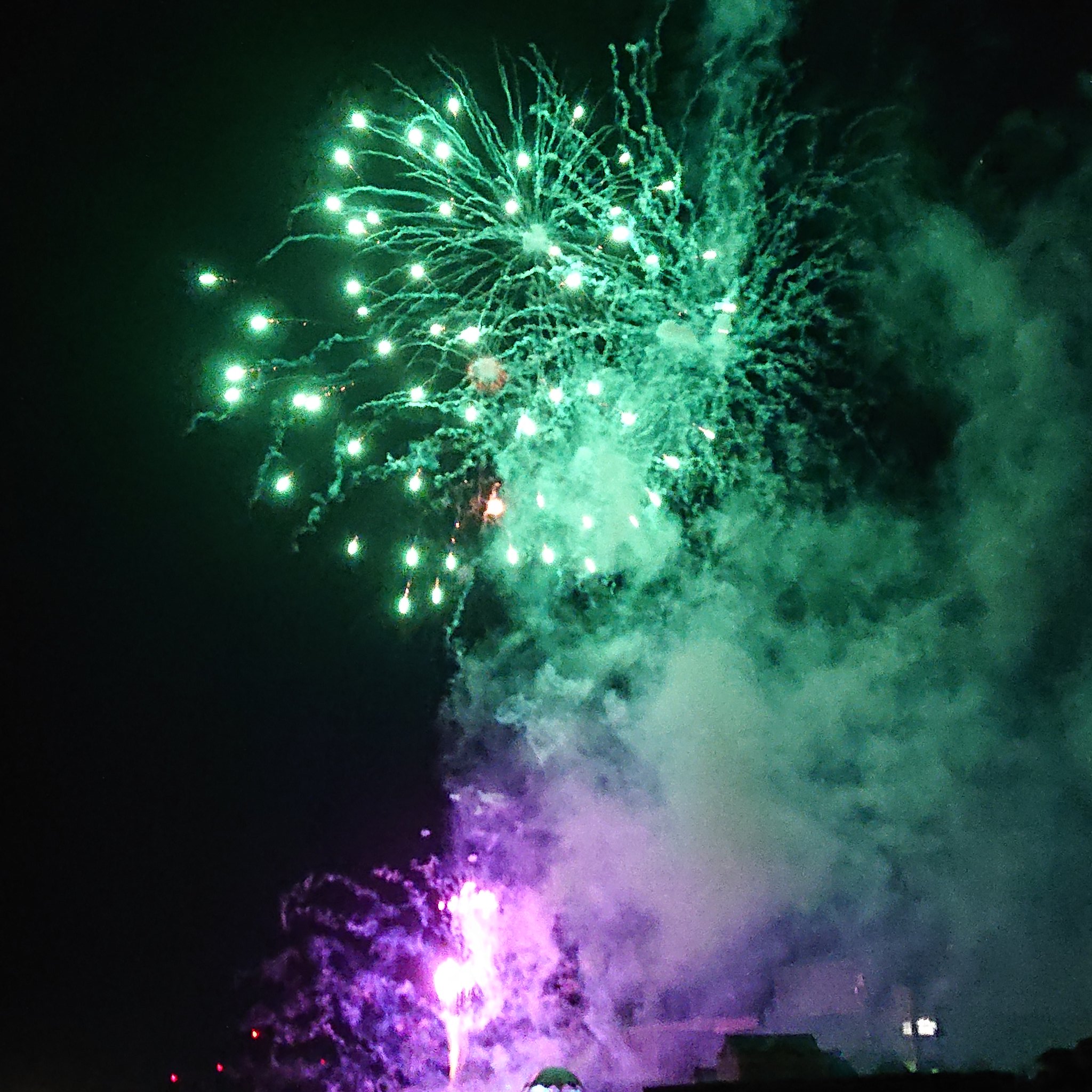 えふけい こっちは 花火の写真ヘタクソ選手権w 明らかに何かのエフェクトだし イラストの背景素材ww T Co Lspt03jgd7 Twitter
