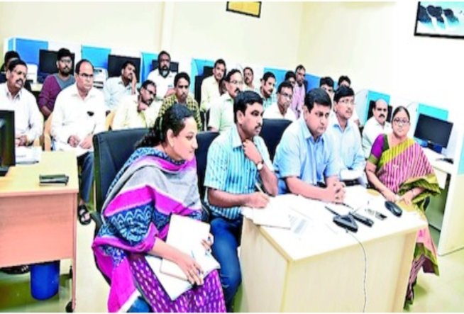 గ్రామ సచివాలయ ఉద్యోగ పరీక్షలకు పక్కాగా ఏర్పాట్లు చేయాలని రాష్ట్ర పంచాయతీ, గ్రామీణాభివృద్ధి శాఖల ముఖ్య కార్యదర్శి గోపాలకృష్ణ ద్వివేది సూచించారు. మంగళవారం సాయంత్రం అమరావతి నుంచి వీడియో కాన్ఫరెన్సు ద్వారా జిల్లా అధికారులతో ఆయన మాట్లాడారు.