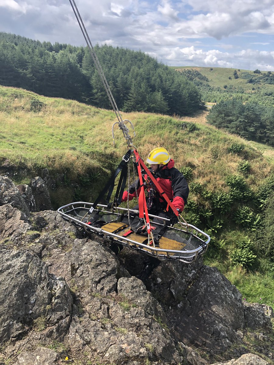 SFRS_RopeRescue's tweet photo. Larkin Frame use today with @fire_scot East Kilbride white watch @ Neilston crag #LarkinFrame #WeAreSFRS @Tomo1312 #EdgeTransition #teamwork https://t.co/rmUKbNwBnA