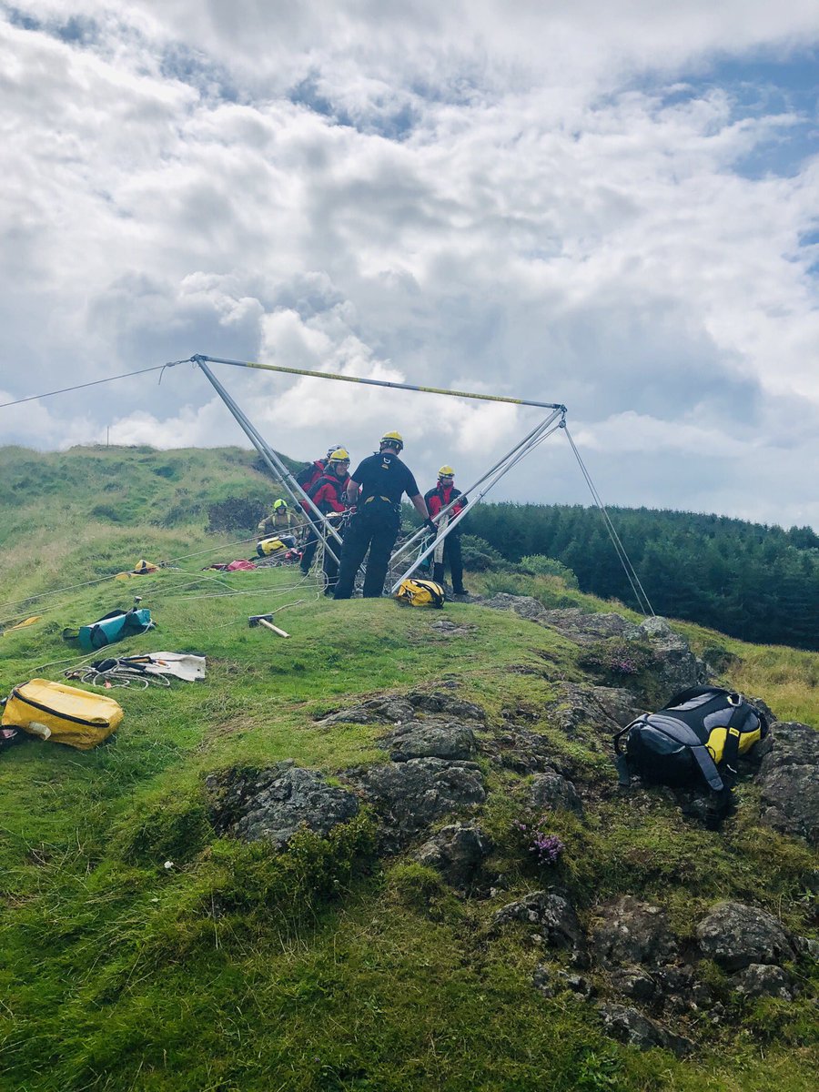 SFRS_RopeRescue's tweet photo. Larkin Frame use today with @fire_scot East Kilbride white watch @ Neilston crag #LarkinFrame #WeAreSFRS @Tomo1312 #EdgeTransition #teamwork https://t.co/rmUKbNwBnA