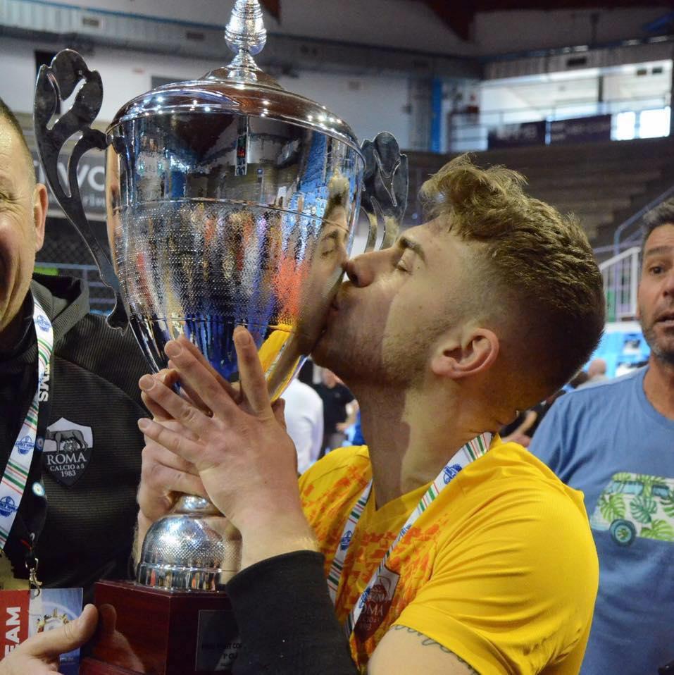 ASRCalcioa5's tweet photo. L’#asromacalcioa5 saluta e ringrazia Raffaele #LoConte per questa splendida stagione insieme, ricca di vittorie. A lui auguriamo le migliori fortune sportive per la stagione 2019/2020 dove vestirà la maglia del A.S.D CDM Futsal Genova in #SerieA
#futsal https://t.co/J0ZhJVDQWX