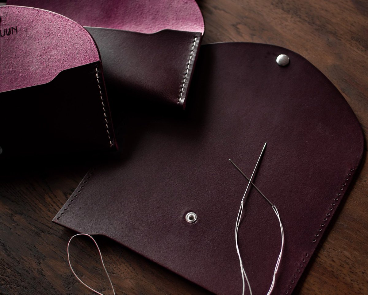 Simplement prendre le temps de coudre à la main chaque produit, point après point &amp; préparer la rentrée avec les trousses FELIX
_______________

#neptuun #madeinfrance #artisan #maroquinerie #larentrée