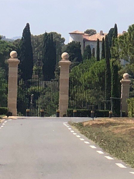 Robert___Harris's tweet photo. Driving past the magnificent Chateau Leoube this afternoon — Mediterranean home of Lord Bamford, Brexit-backing funder of Boris “the people” Johnson — one marvels anew at their sheer effrontery in labelling their opponents “the establishment elite” https://t.co/jZL2oxZIVv