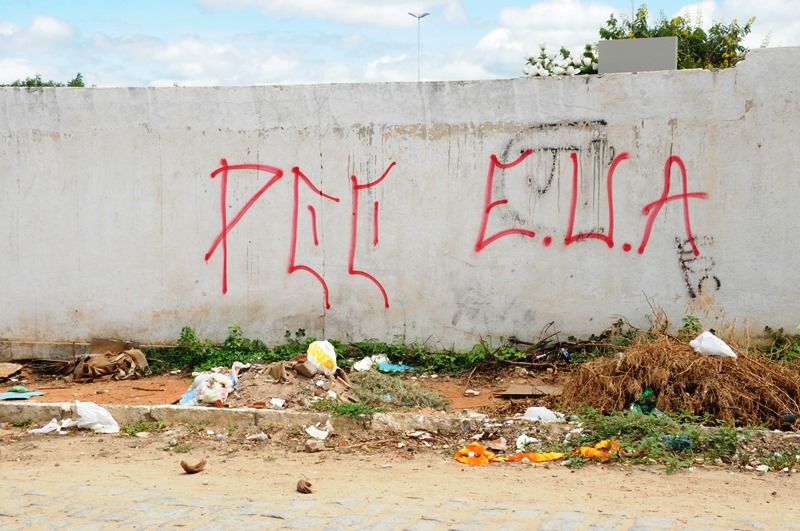 Estados Unidos (EUA) is far less organized, a residual group of bosses who didn't want to join Okaida. But they seem to have allied with the PCC, at least in the small town of Patos, where these photos were taken (not by me).