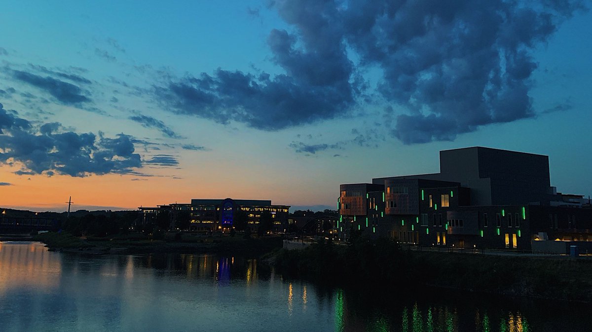 UWEauClaire's tweet photo. We've never seen a more beautiful sight than this summer night 😍#captureEC #uwecsummer https://t.co/3CsxRVW5HM