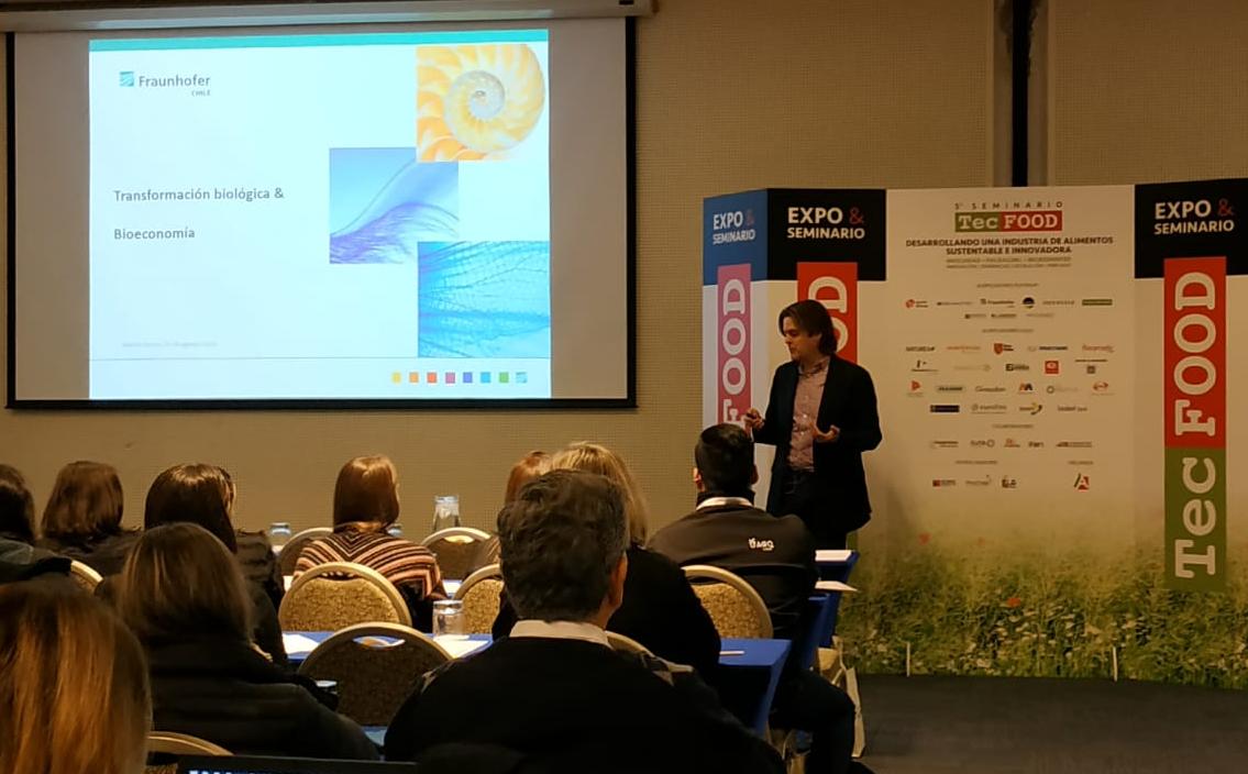 FraunhoferChile's tweet photo. Marnix Doorn, de Fraunhofer Chile: "El futuro está en la intersección entre biología y tecnología. Cómo combinamos tecnología digital con biotecnología para identificar patógenos que impactan en la producción"  En 5º Seminario y Exposición 2019 #Tecfood de @Indualimentos https://t.co/uukfbeu6a8