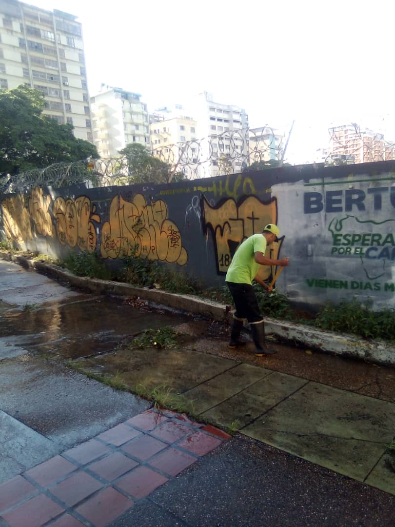 fospuca's tweet photo. El equipo de #SomosFospuca se encuentra realizando baldeo y limpieza para embellecer la plaza #AltamiraSur (@Chacao) https://t.co/QwZhcLIjvv