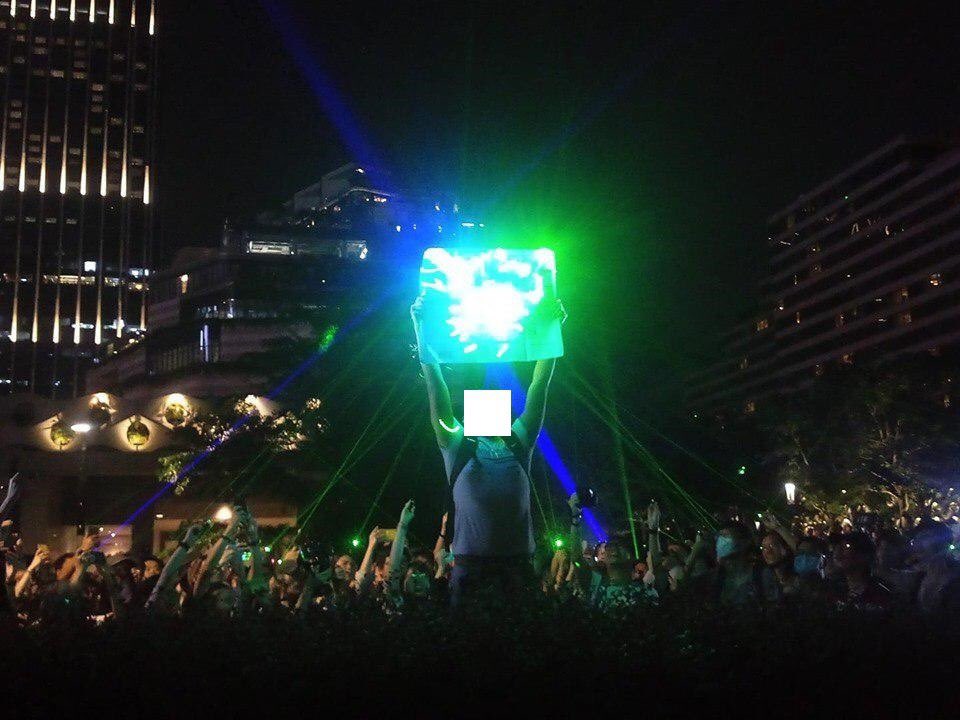 nouvellesHK's tweet image. 2200 | Un participant tient un papier pour illustrer les pointeurs laser ne sont pas des armes, contrairement aux arguments présenté par la @hkpoliceforce ce matin dans sa conférence de presse. 

#HongKongProtests #PoliceBrutality #LaserPointers #HongKong #Creativity #AntiELAB