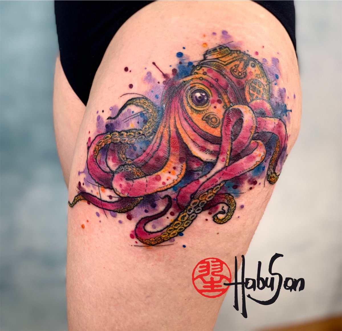 Krake mit Steampunkelementen - einer coolen, kleinen Statue nachempfunden... in Watercolour und sketchy look! #tattoo #tattoowien #habusan #watercolortattoo  
#burggasse94 #steampunktattoo #krakentattoo #octopus