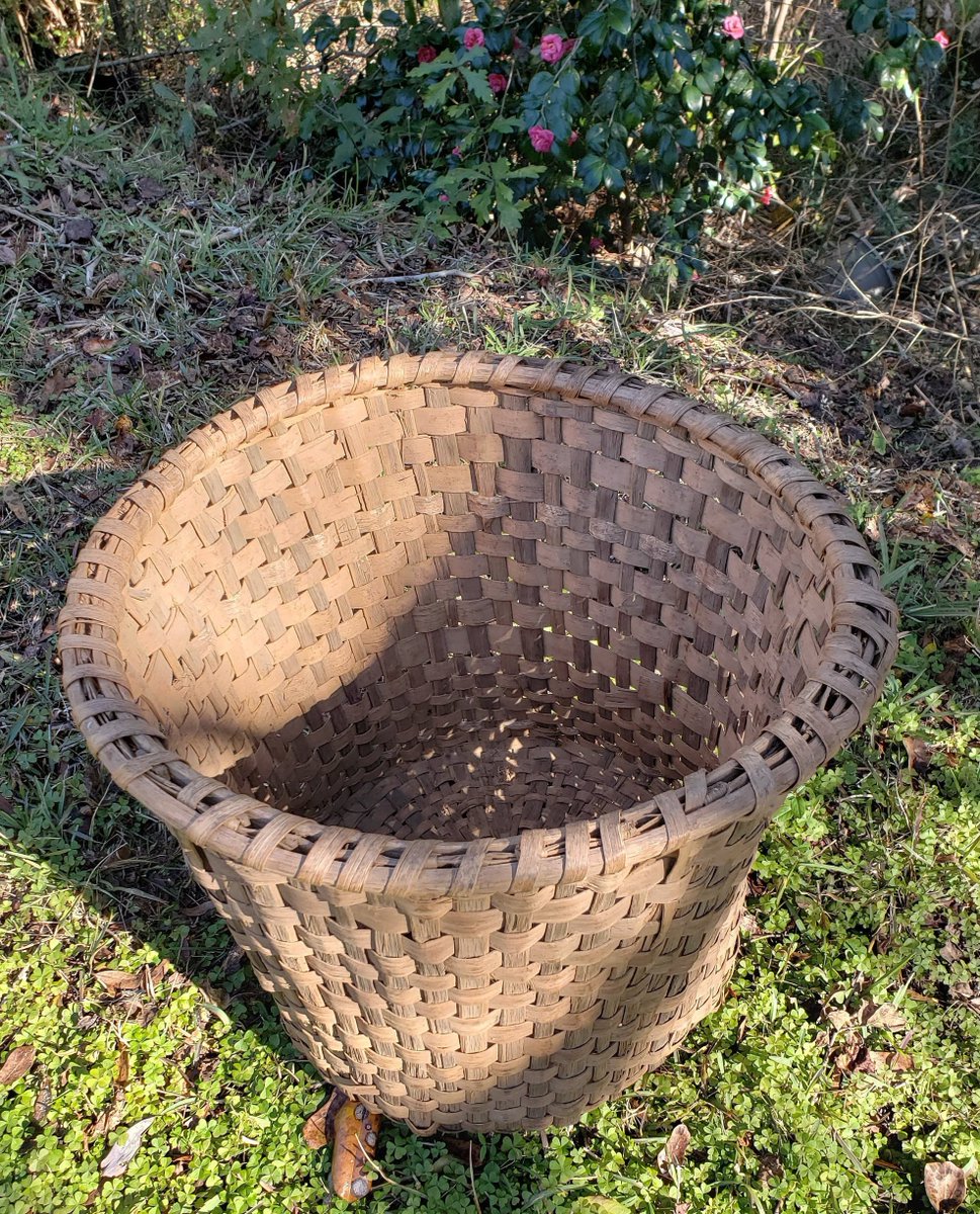 Lyn_Bluefish901's tweet photo. HUGE Mississippi Basket, Mercantile Basket, Split Wood, Cabin Rustic, Kitchen Farm Country Southern Decor, Gathering Basket, Movie Prop https://t.co/mCAxzviyyv #Vintage #Etsy #AmazingFunVintage.etsy.com #AntiqueMercantile https://t.co/jrChmOvE9A
