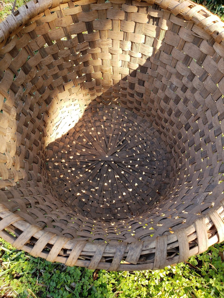 Lyn_Bluefish901's tweet photo. HUGE Mississippi Basket, Mercantile Basket, Split Wood, Cabin Rustic, Kitchen Farm Country Southern Decor, Gathering Basket, Movie Prop https://t.co/mCAxzviyyv #Vintage #Etsy #AmazingFunVintage.etsy.com #AntiqueMercantile https://t.co/jrChmOvE9A