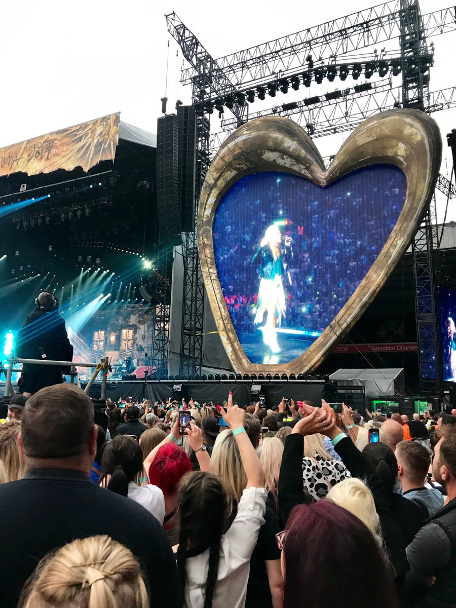 Leonlavender's tweet photo. What a great night cannot wait till she comes back #pink @Pink #BeautifulTraumaTour #anfield #pinkanfield https://t.co/HbqtVCgjLu