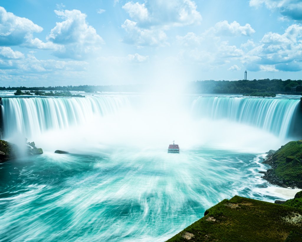 Where the water is boss 💦 After 3 nights in Toronto, of course we had to witness the Canadian side of the Niagara Falls. Visiting this must-see site is free but parking nearby is expensive.

#niagarafalls #niagara #niagarafallscanada #niagaraparks #niagaraontario #niagarafall