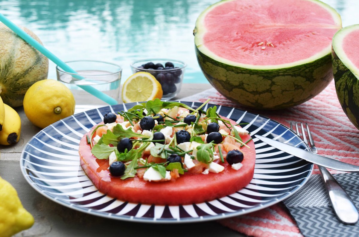 ExquiLuxe's tweet photo. Exqui’Luxe pense à vous même quand vous êtes en vacances en vous créant cette délicieuse salade de pastèque fêta melon olive noire et roquette avec un filet de jus de citron le tout bio bien évidemment 🍋🍈🍉 petit clin d’œil pour la pastèque fruit d’été par excellence 👙😎⛱ https://t.co/JYJSDF8f8M
