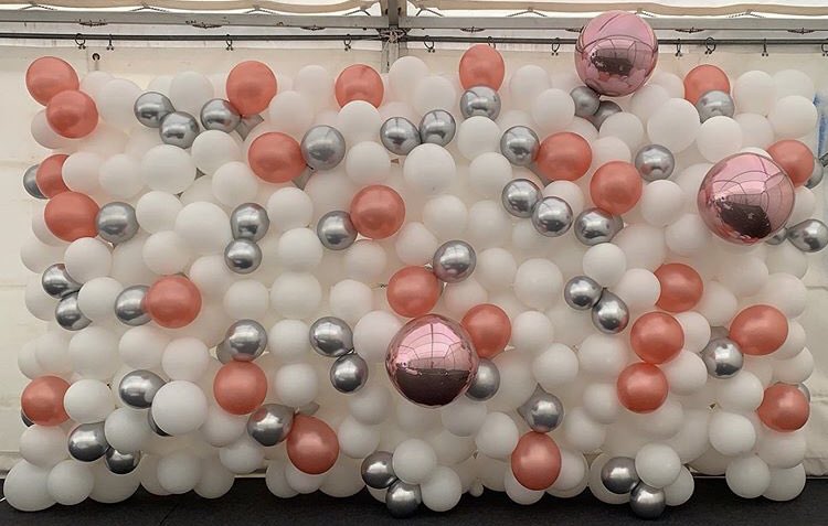 BalloonWali's tweet photo. White, Rose gold and Silver organic wall for a 40th birthday celebration 🎉  #balloonwali #balloondecor #party #midlands #uk #white #rosegold #silver #40th #balloonwall #partydecor #service #localbusiness https://t.co/jJqLnd4K1u